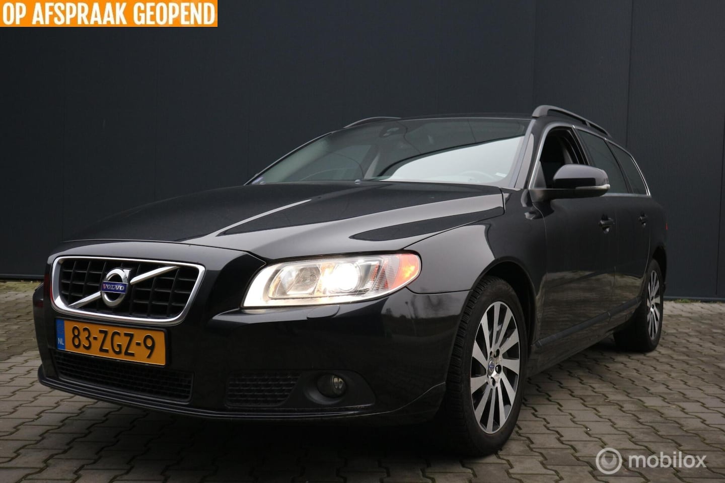 Volvo V70 - 1.6 T4 Momentum AUTOMAAT/XENON/LEDER/ECC/NAP - AutoWereld.nl