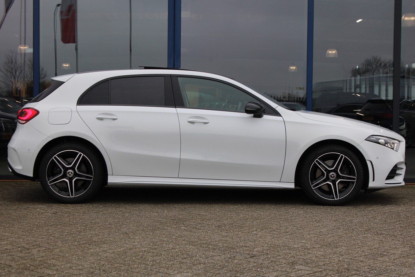 Mercedes-Benz A-klasse - 250e AUT8 AMG Line NIGHT PAKKET PANORAMADAK SFEER MEMORY KEY-LESS GO CARPLAY - AutoWereld.nl