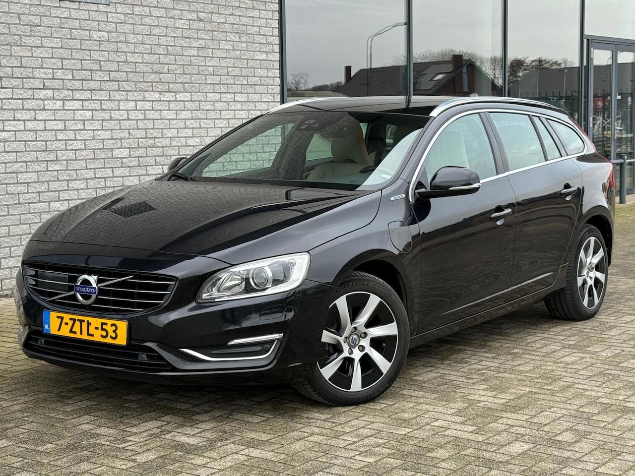 Volvo V60 - 2.4 D6 AWD Plug-In Hybrid Pure Limited 2.4 D6 AWD Plug-In Hybrid Pure Limited - AutoWereld.nl