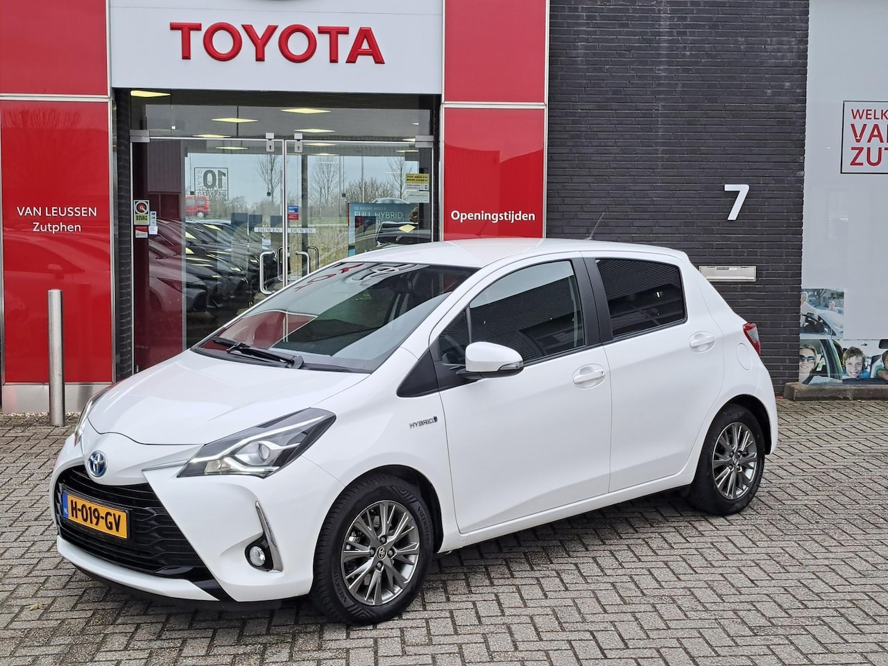 Toyota Yaris - 1.5 Hybrid Dynamic STOELVERWARMING CRUISECONTROL APPLECARPLAY LEDEREN BEKLEDING ACHTERUITR - AutoWereld.nl
