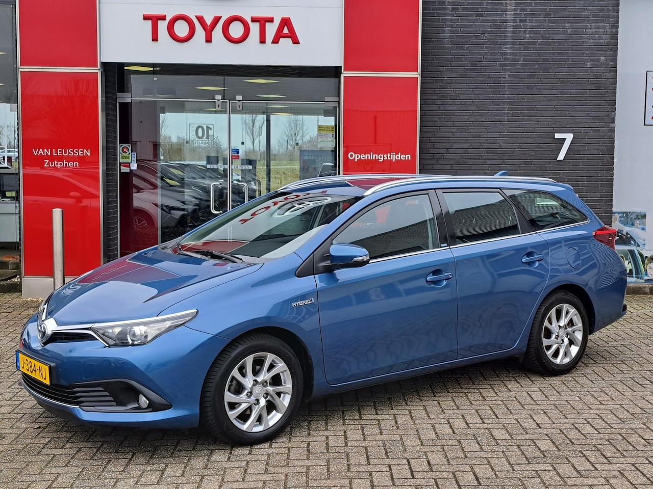Toyota Auris Touring Sports - 1.8 Hybrid Dynamic CRUISECONTROL STOELVERWARMING NAVIGATIE PDC VOOR EN ACHTER - AutoWereld.nl