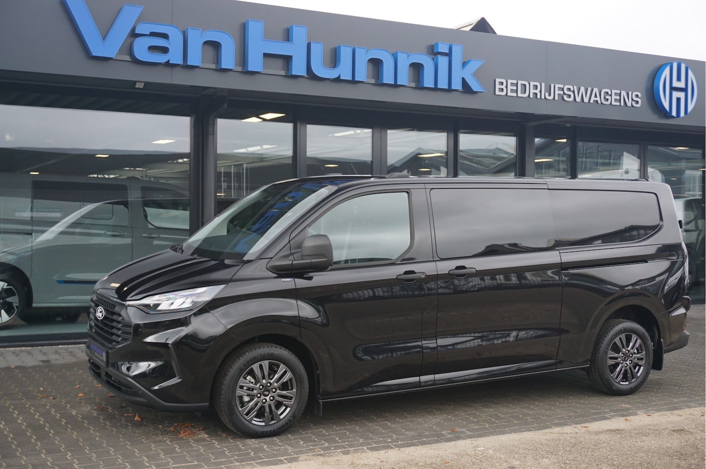 Ford Transit Custom - 320L 136PK Trend DC AUT BPM VRIJ!! 13" Sync4 Navi, ACC, Camera, 2x Schuifdeur, 17" LM!! NR - AutoWereld.nl