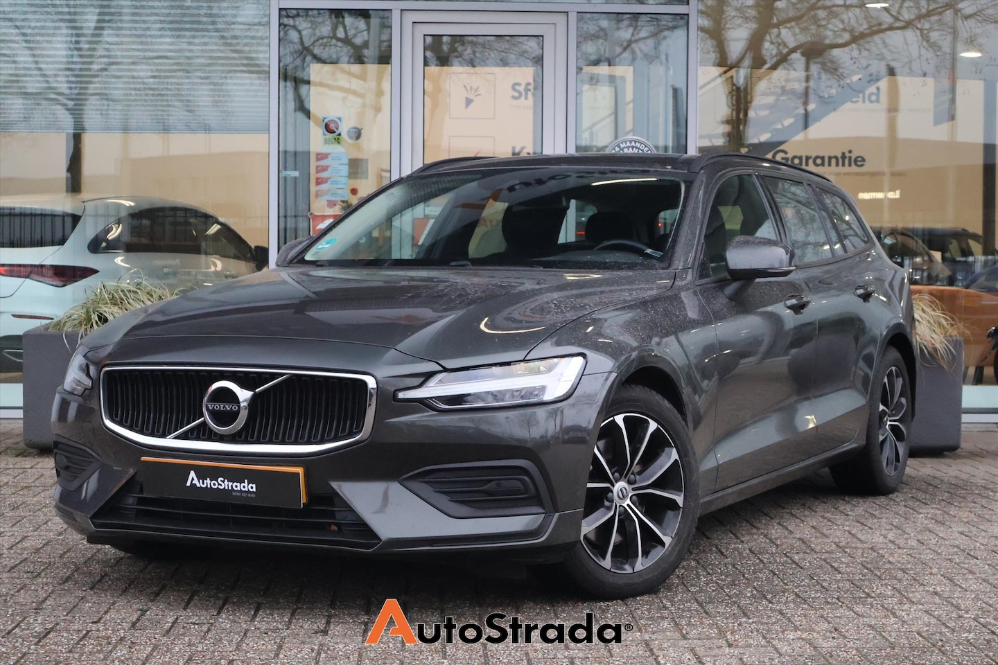 Volvo V60 - B3 Momentum Advantage 163pk | Trekhaak | Navigatie | Camera | Carplay | Virtual | Cruise | - AutoWereld.nl