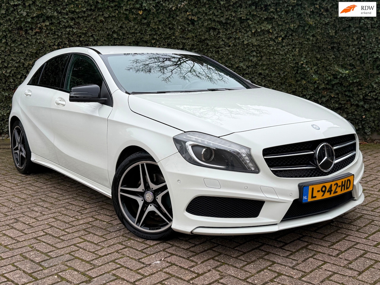 Mercedes-Benz A-klasse - 180 Amg Pakket | Xenon | Pdc | Stoelverwarming - AutoWereld.nl