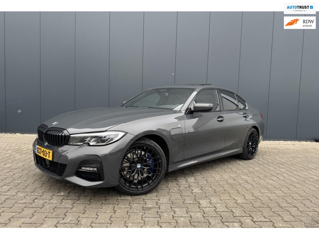 BMW 3-serie - 330e dravitgrau vol opties - AutoWereld.nl