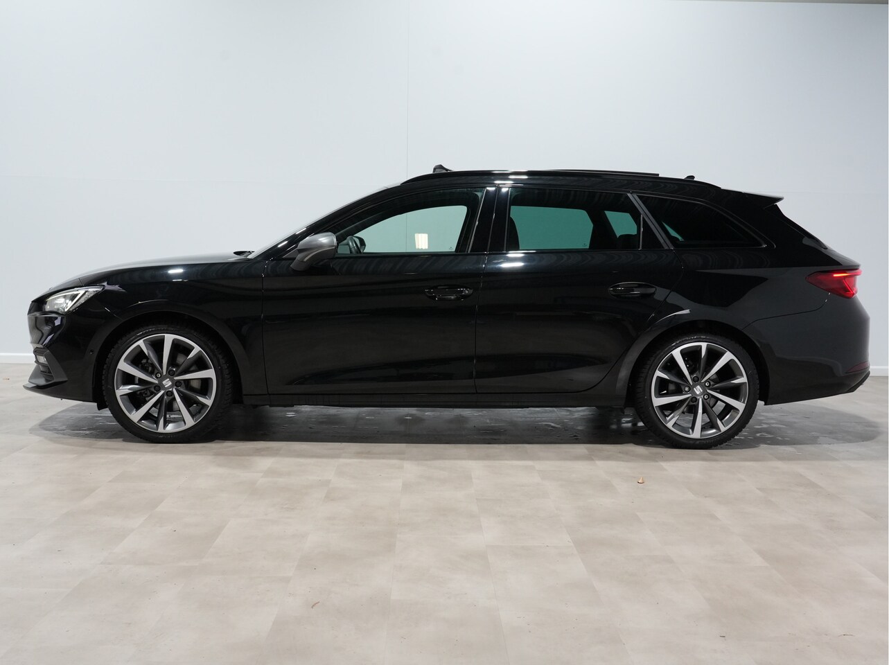 SEAT Leon Sportstourer - 1.5 eTSI FR Launch Edition Beats Panorama Trekhaak Navi Alcantara LED Android/Carplay ps, - AutoWereld.nl