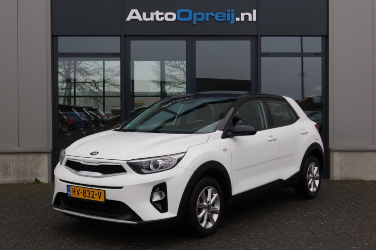 Kia Stonic - 1.2 MPi ComfortPlusLine Navigator NAVI, Camera, Trekhaak, Cruise - AutoWereld.nl