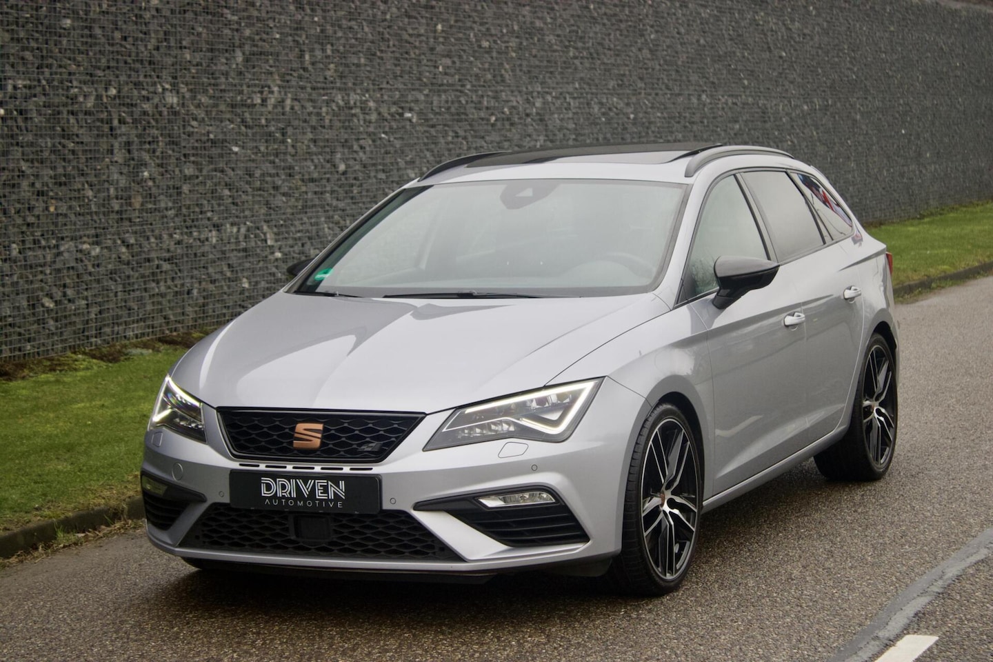 SEAT Leon ST - CUPRA 300 4DRIVE | Pano - Beats - Brembo - ACC - AutoWereld.nl