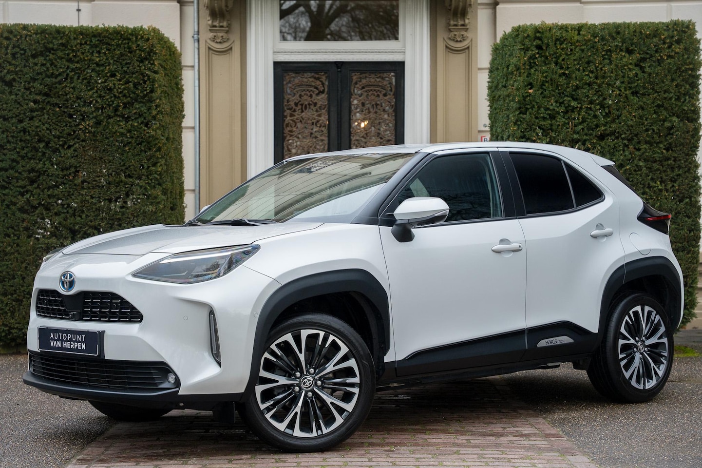 Toyota Yaris Cross - 1.5 Hybrid Dynamic 360 CAM | HALF LEDER | ADAPTIVE | KEYLESS | CARPLAY - AutoWereld.nl