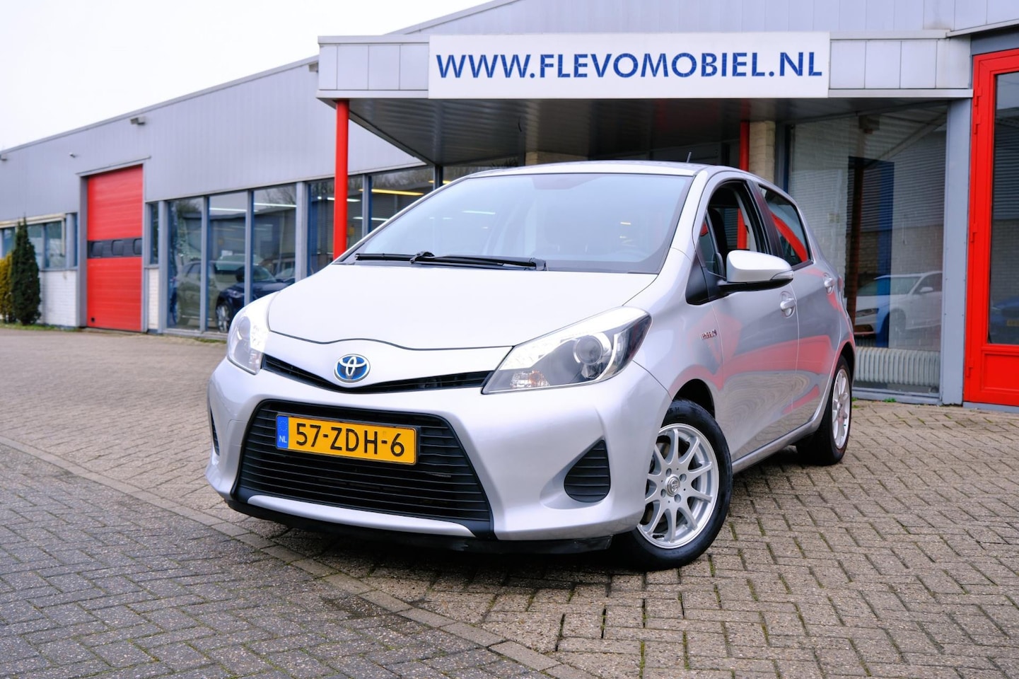 Toyota Yaris - 1.5 Full Hybrid Aspiration 5-drs Aut. Navi|Clima|Cam|Cruise - AutoWereld.nl