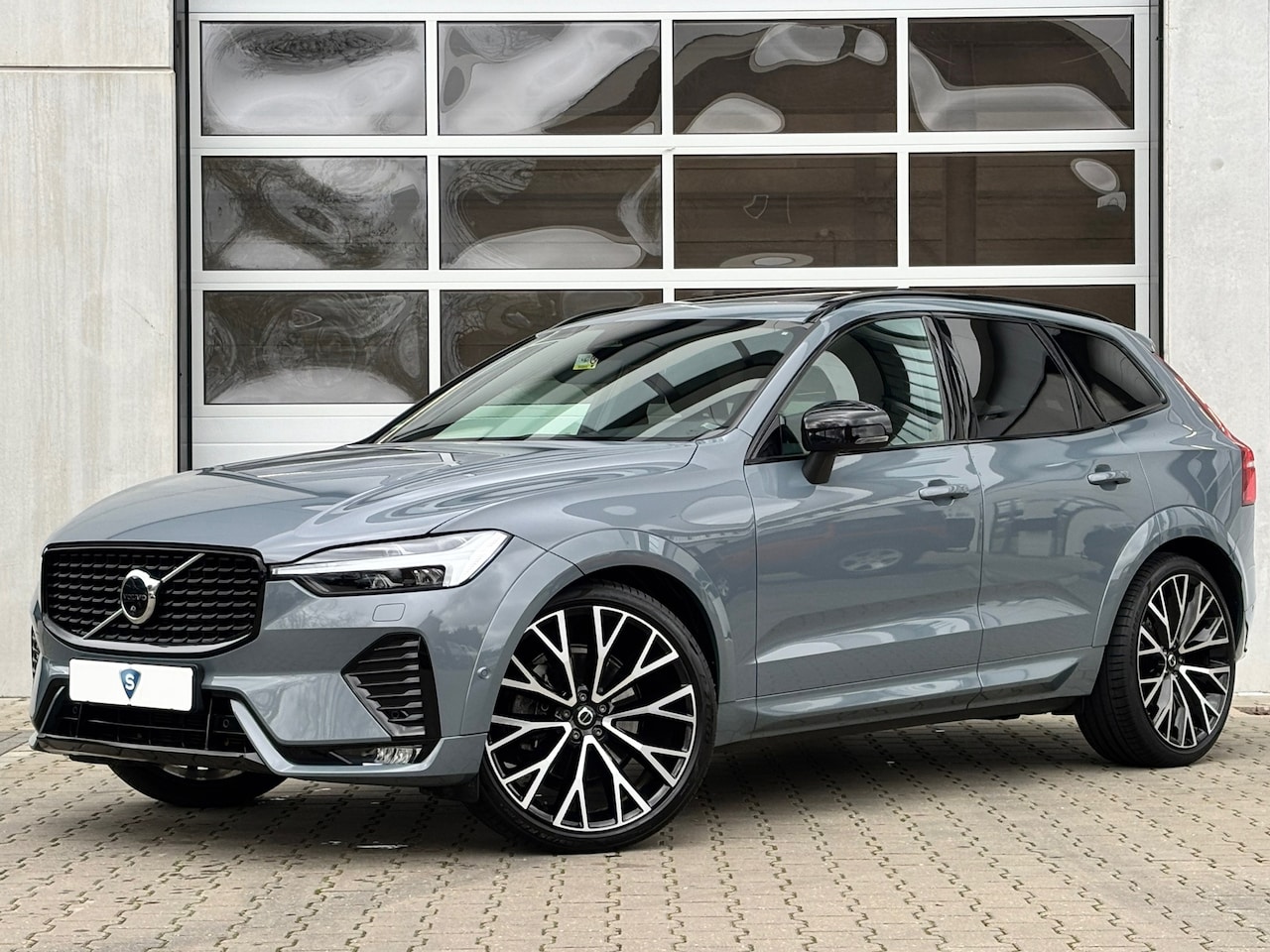 Volvo XC60 - 2.0 B5 Dark / 360°/ Google/ 22inch/ Massage - AutoWereld.nl