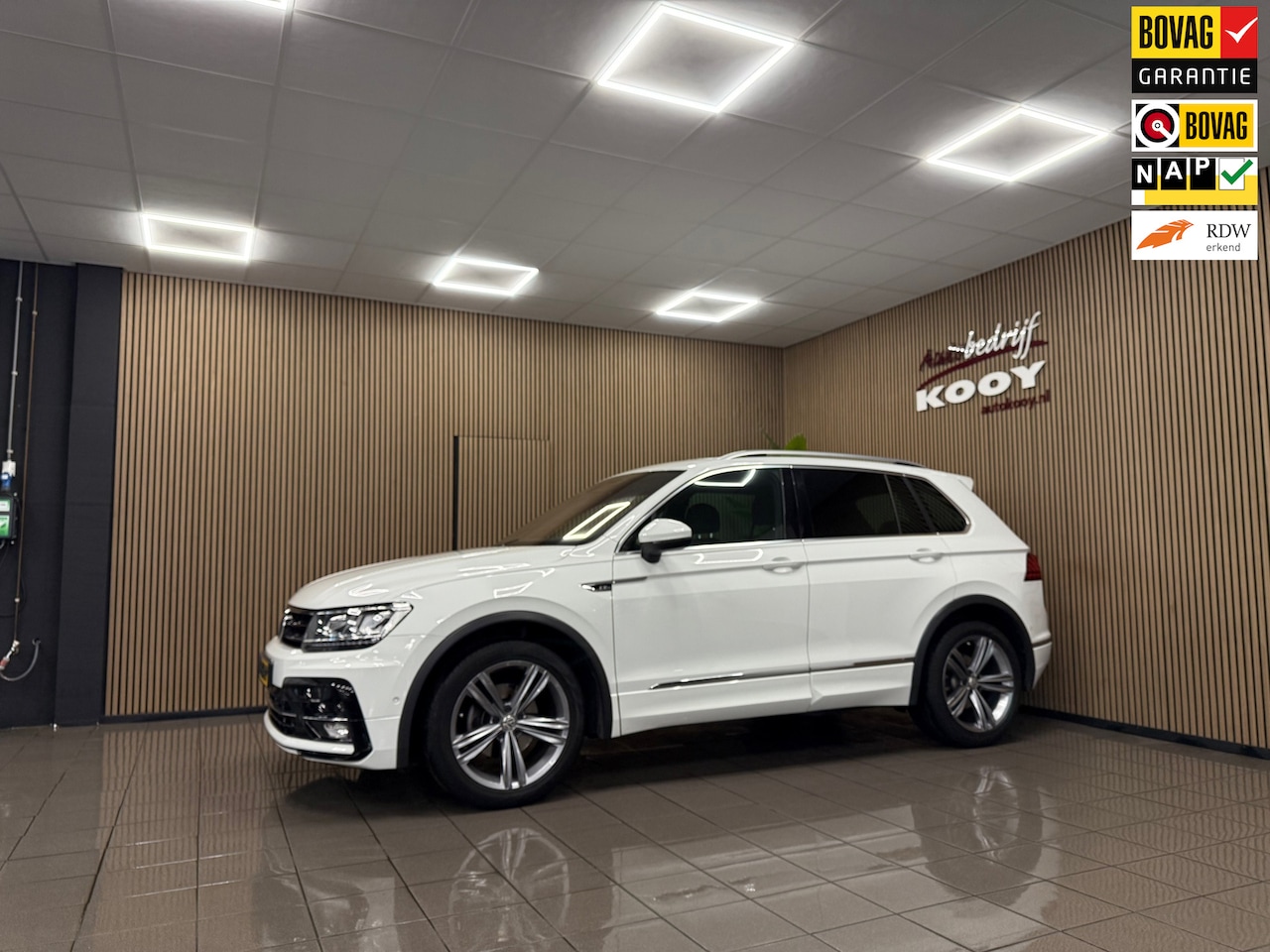 Volkswagen Tiguan - 1.5 TSI R-Line * 1e Eig / Dealer onderhouden / Carplay / Trekhaak / NL Auto * - AutoWereld.nl