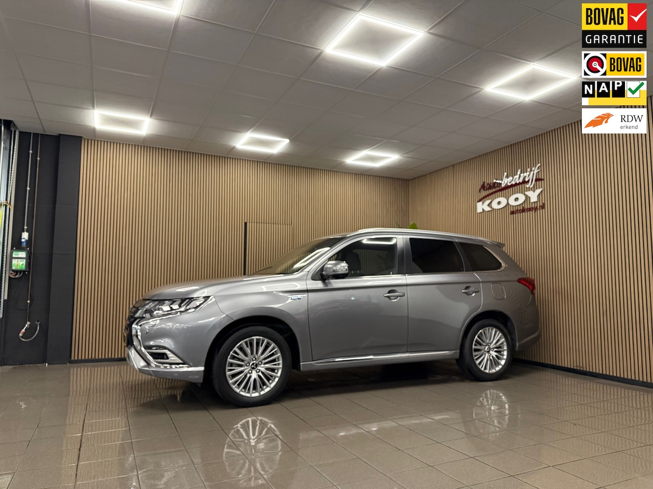 Mitsubishi Outlander - 2.4 PHEV Instyle * Schuifdak / Carplay / Trekhaak / Stoel-Stuurverwarming / NL Auto * - AutoWereld.nl