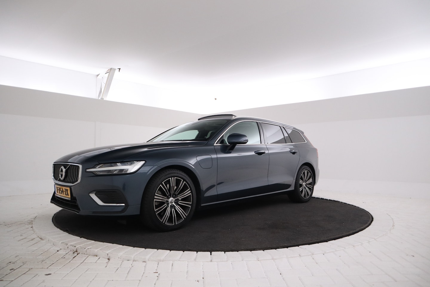 Volvo V60 - 2.0 T8 Twin Engine AWD Inscription Panorama, Apple carplay, Leder, Climate, - AutoWereld.nl