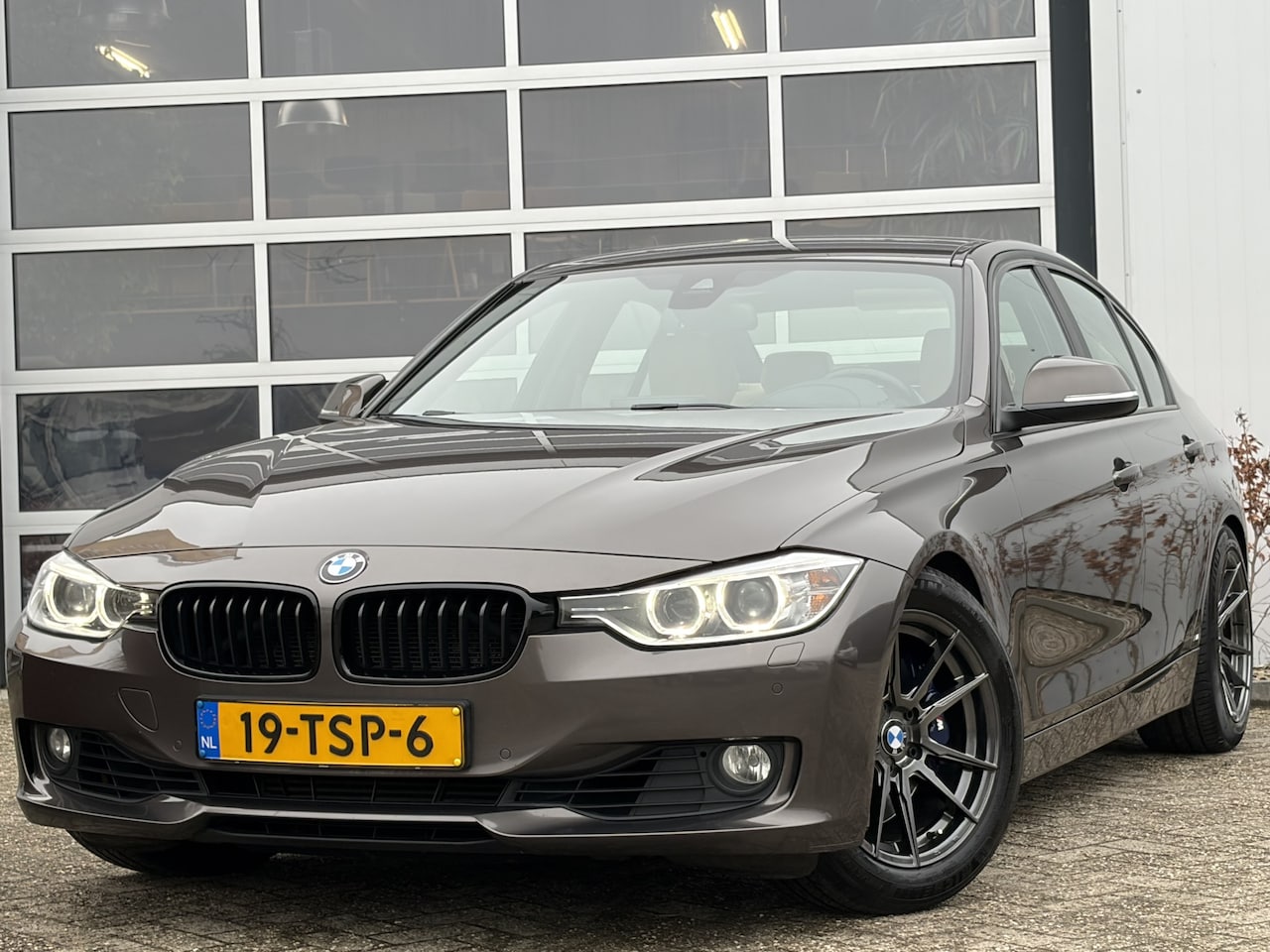BMW 3-serie - 335i High Executive 400pk | Airco automatisch | Bi-xenon koplampen | Cruise control | Lich - AutoWereld.nl