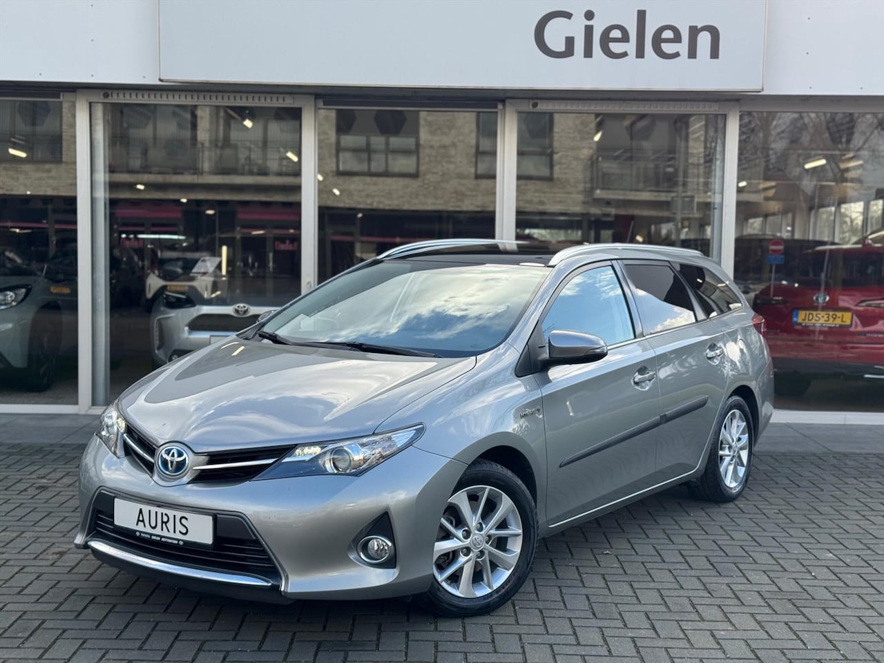 Toyota Auris - 1.8 Hybrid Lease | Navigatie, Panoramadak, Privacy Glass, Cruise control, Climate control - AutoWereld.nl