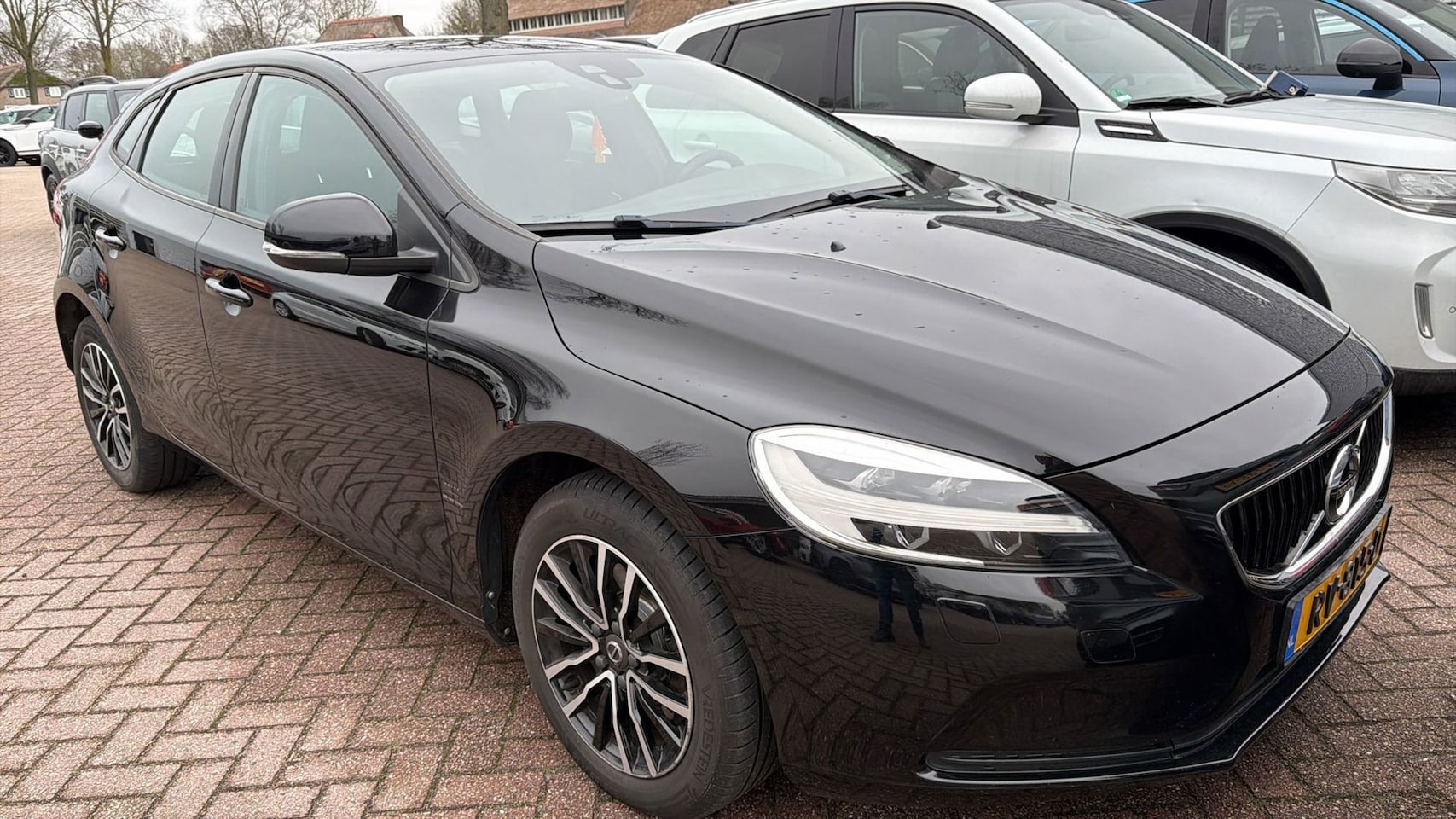 Volvo V40 - 2.0 T2 Nordic+ Handbak | 119.000KM | Navigatie | Airco | LM velgen | Elek. Pakket | Inruil - AutoWereld.nl