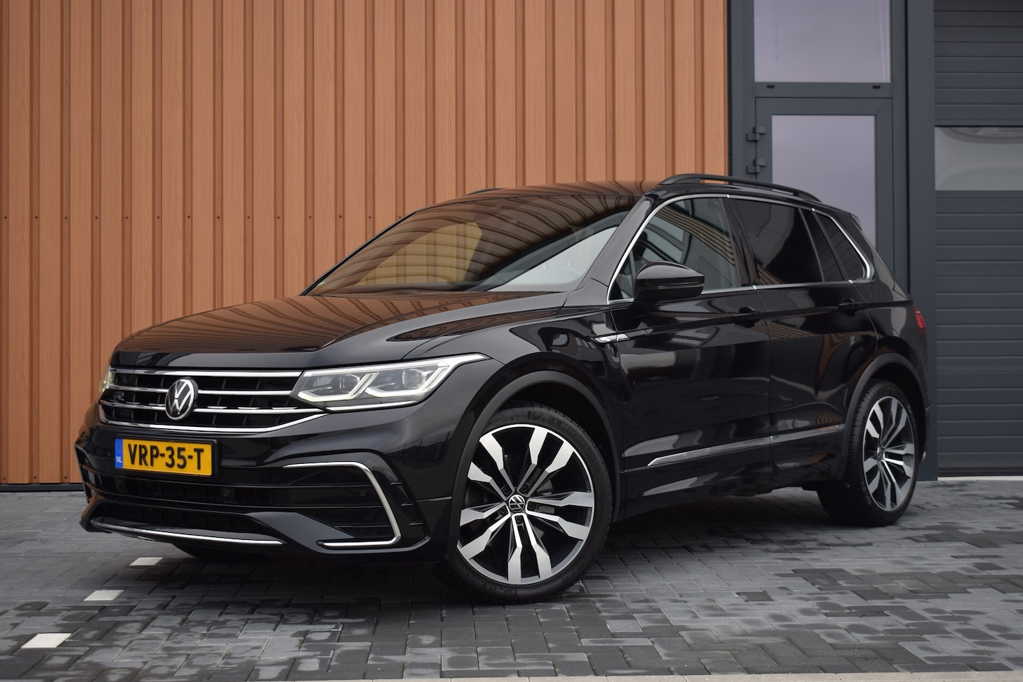 Volkswagen Tiguan - 2.0 TDI 200pk DSG 4-Motion R-line | Grijs kenteken | - AutoWereld.nl