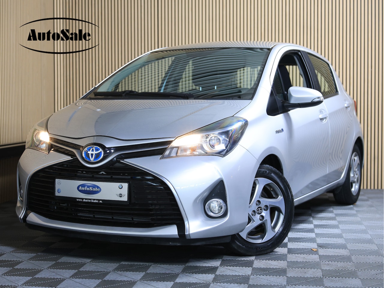 Toyota Yaris - 1.5 Full Hybrid 41000 km Dynamic BLEUTOOTH CLIMATRONIC'15 - AutoWereld.nl