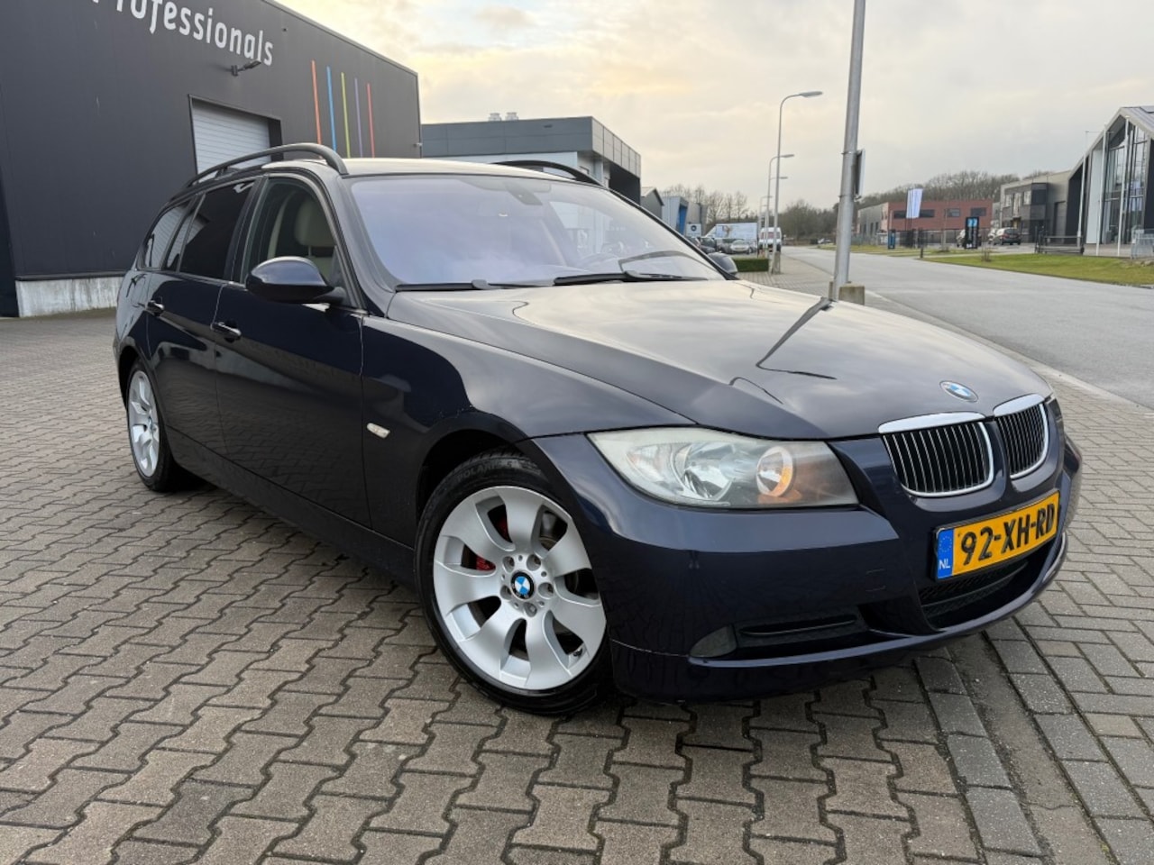 BMW 3-serie - 318I DYNAMIC EXEC. TREKHAAK / GROTE BEURT GEHAD - AutoWereld.nl
