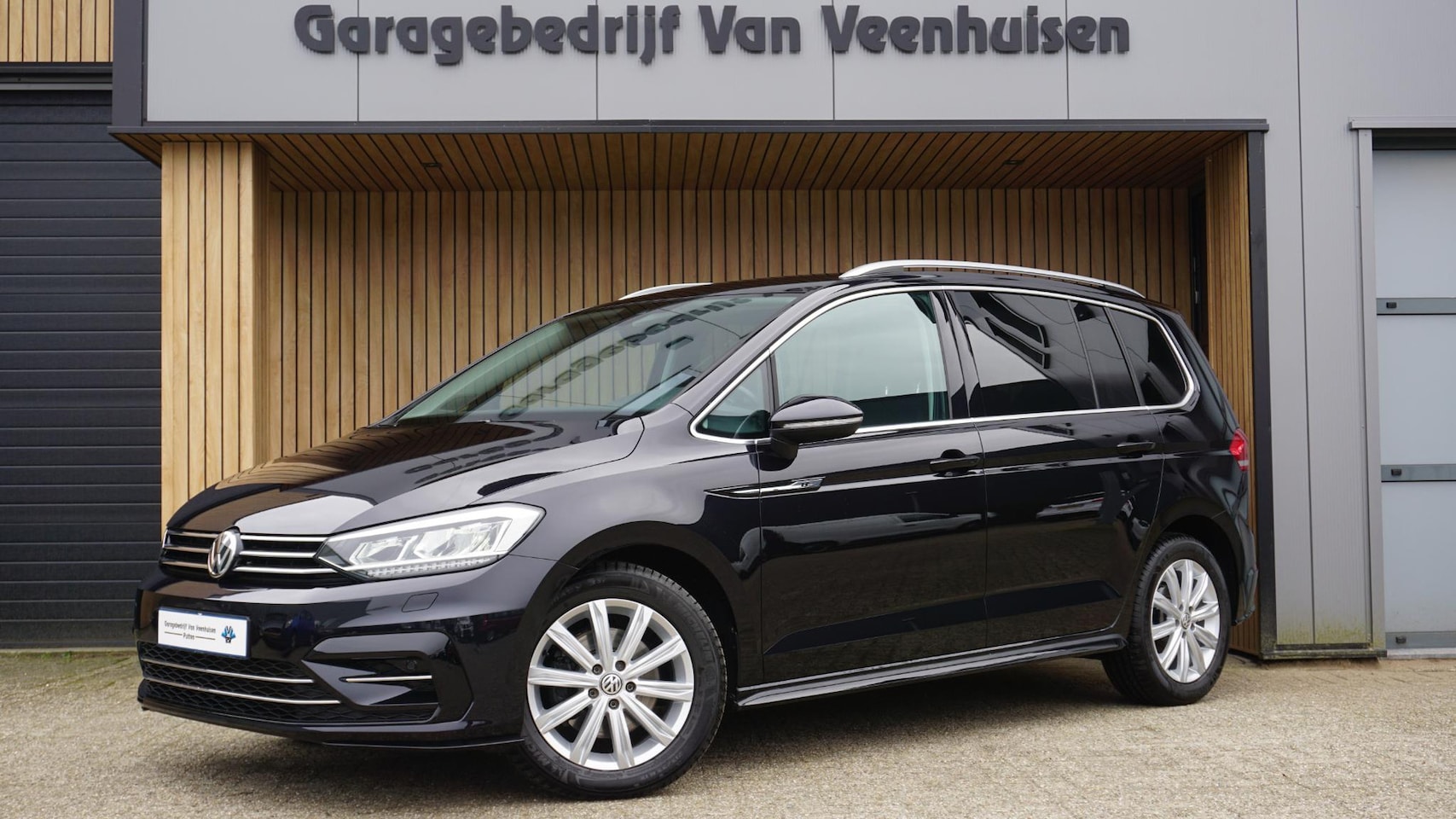 Volkswagen Touran - 1.5 TSI 150PK 7-Zits DSG R-Line & Highline LED Keyless 17inch LM Stoel & Stuurverwarming * - AutoWereld.nl