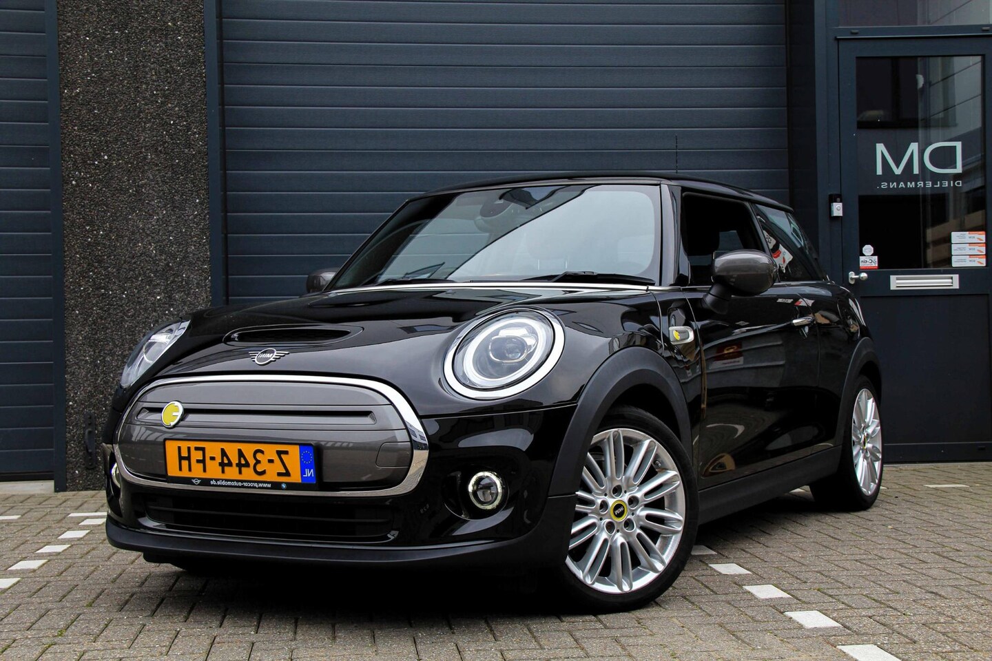 MINI Mini-Electric - Cooper SE Facelift | Business | Yours | Union Black | Vol in de opties | Enigmatic Black M - AutoWereld.nl