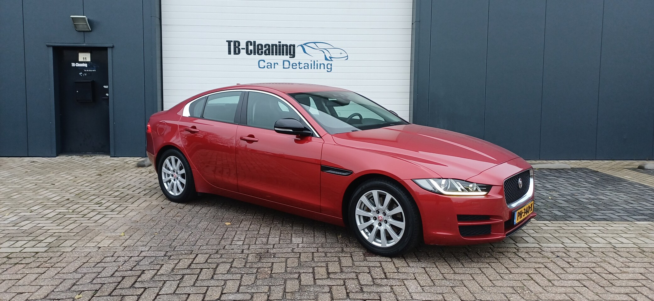 JAGUAR XE