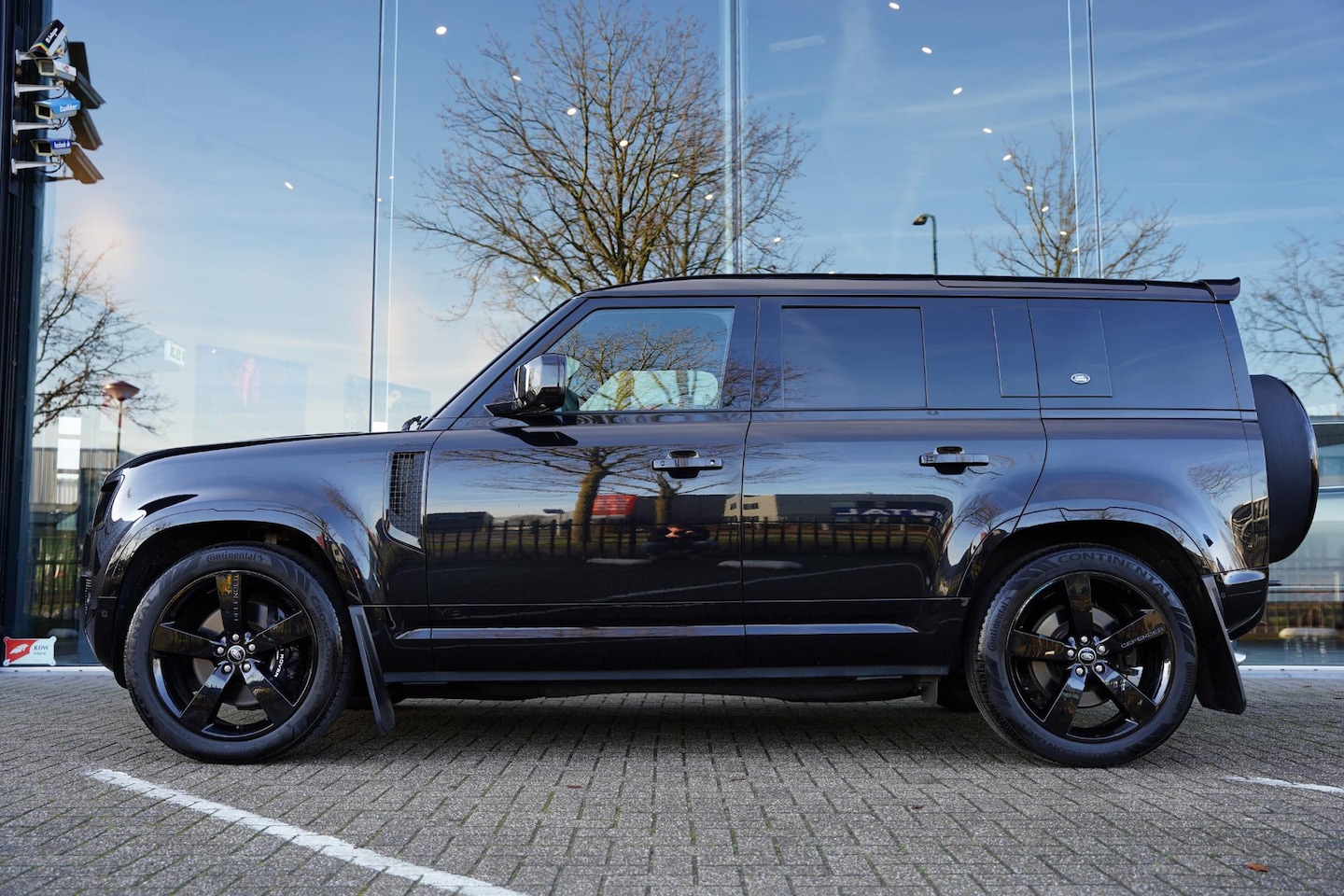 Land Rover Defender 110 - P 525 V8 Black Edition GERESERVEERD - AutoWereld.nl