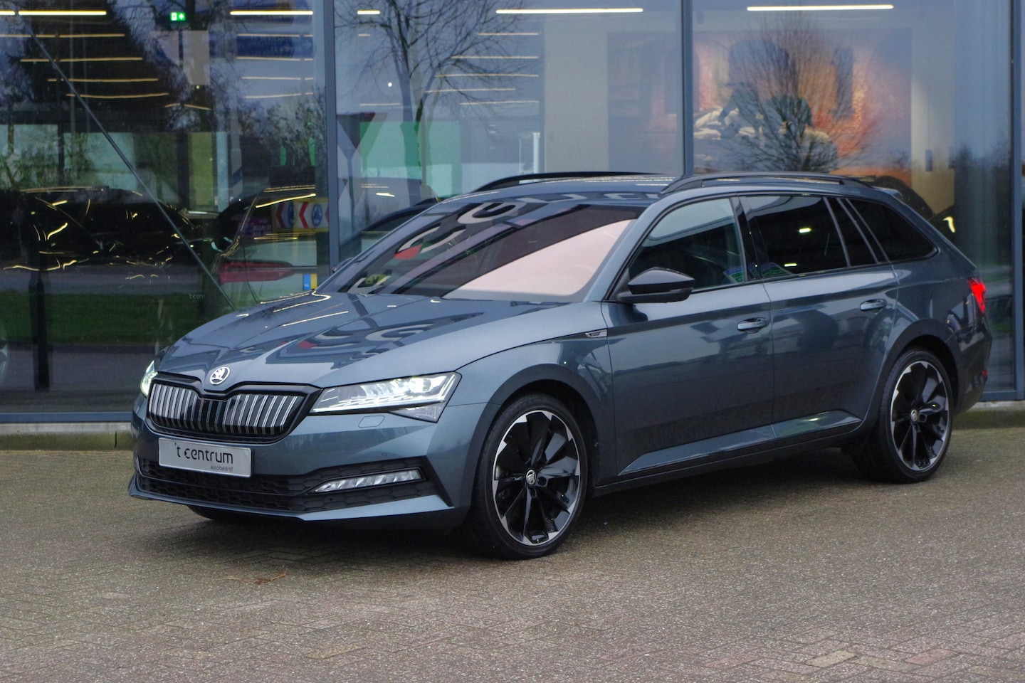 Skoda Superb Combi - 1.4 TSI 218 PK iV Sportline Business PHEV, Adap. Cruise Control, 360 Camera, Matrix-LED - AutoWereld.nl