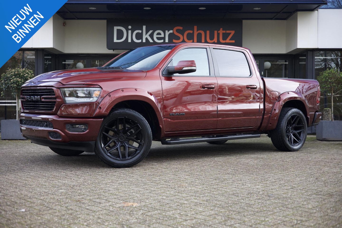 Dodge Ram 1500 - 5.7 V8 4x4 Crew Cab Sport 5.7 V8 4x4 Crew Cab Sport - AutoWereld.nl