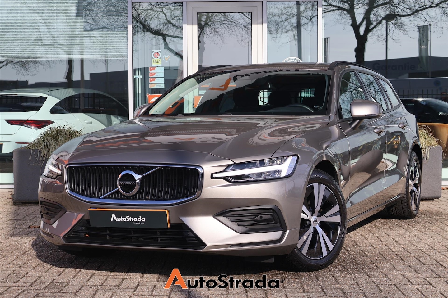 Volvo V60 - B3 Momentum 163pk | ACC | Climate | Navigatie | Carplay | Stoelverwarming | Camera | LED - AutoWereld.nl