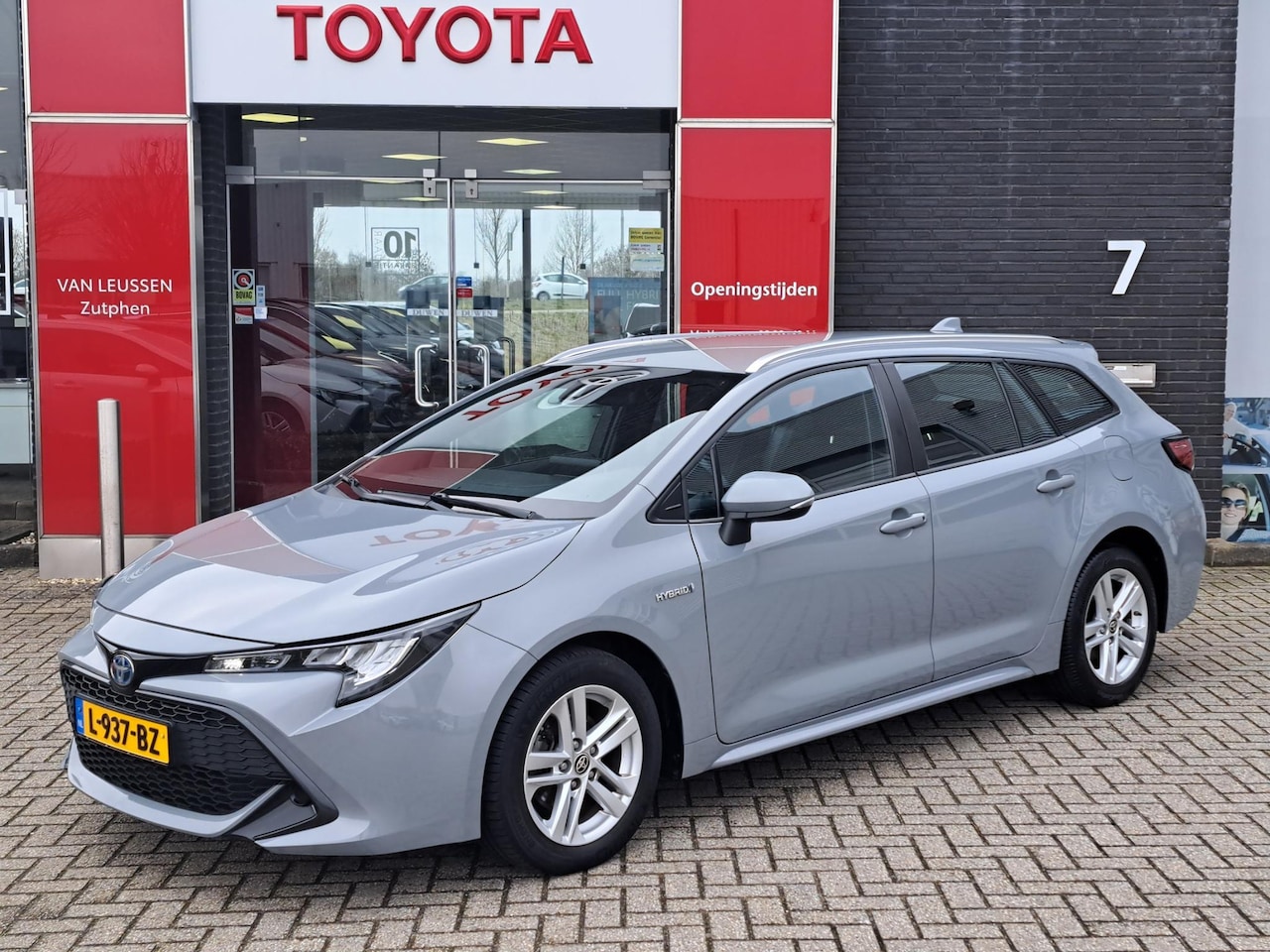 Toyota Corolla Touring Sports - 1.8 Hybrid Business APPLE & ANDROID PARKEERCAMERA MANHATTAN GREY METALLIC LAK AD-CRUISE - AutoWereld.nl