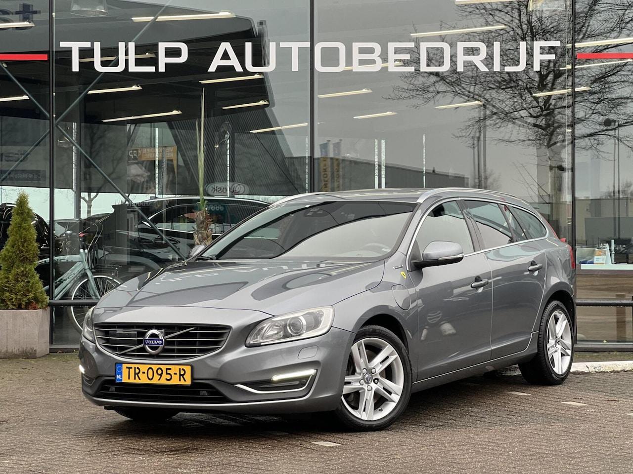 Volvo V60 - 2.4 D6 AWD Plug-In Hybrid Summum Mooi! Goed onderhouden - AutoWereld.nl