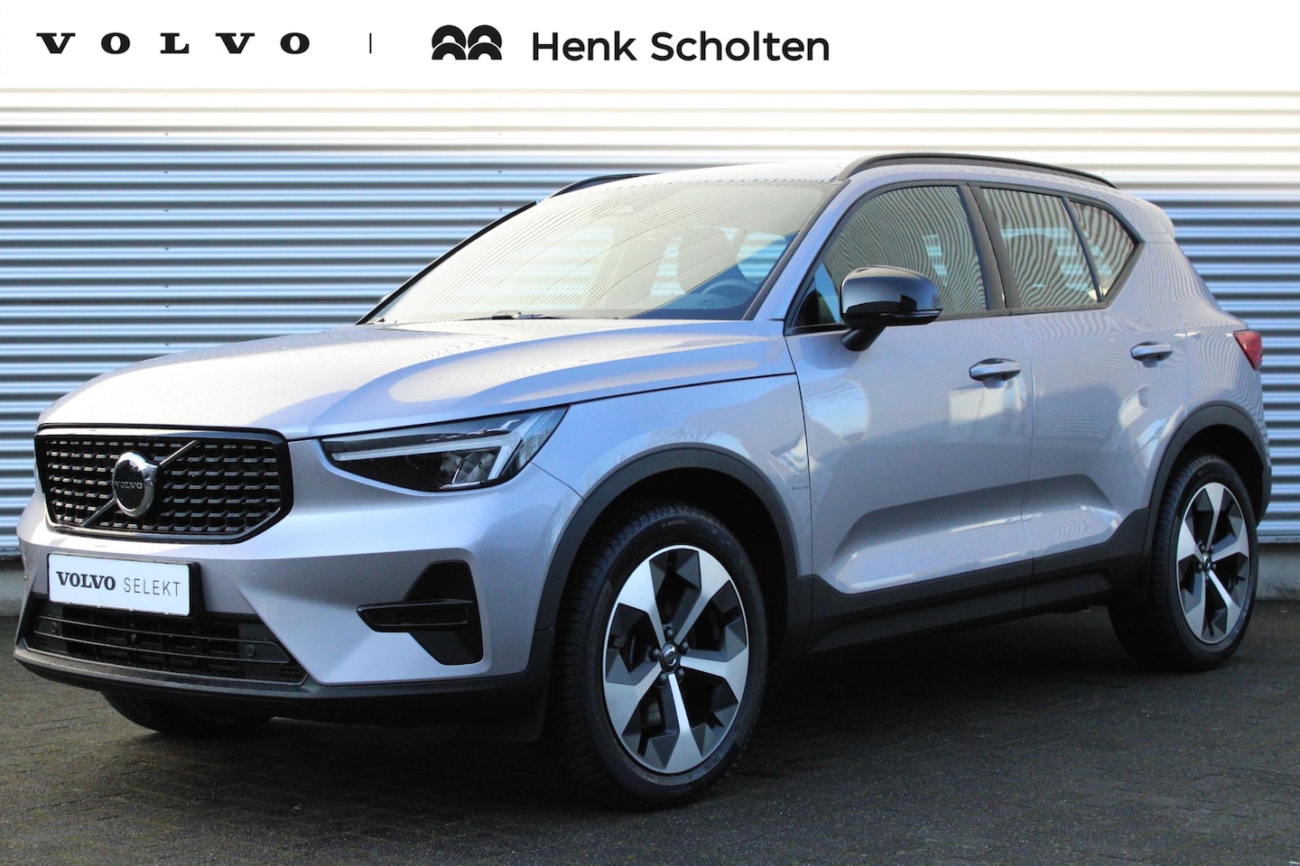 Volvo XC40 - 2.0 B4 Mild Hybrid Plus Dark | All-Season Banden | Trekhaak | Elektrisch Verstelbare Stoel - AutoWereld.nl