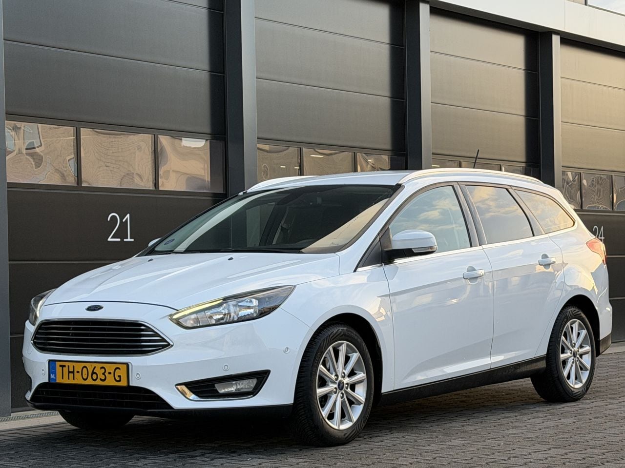 Ford Focus - 1.0 Titanium Navi Clima PDC - AutoWereld.nl