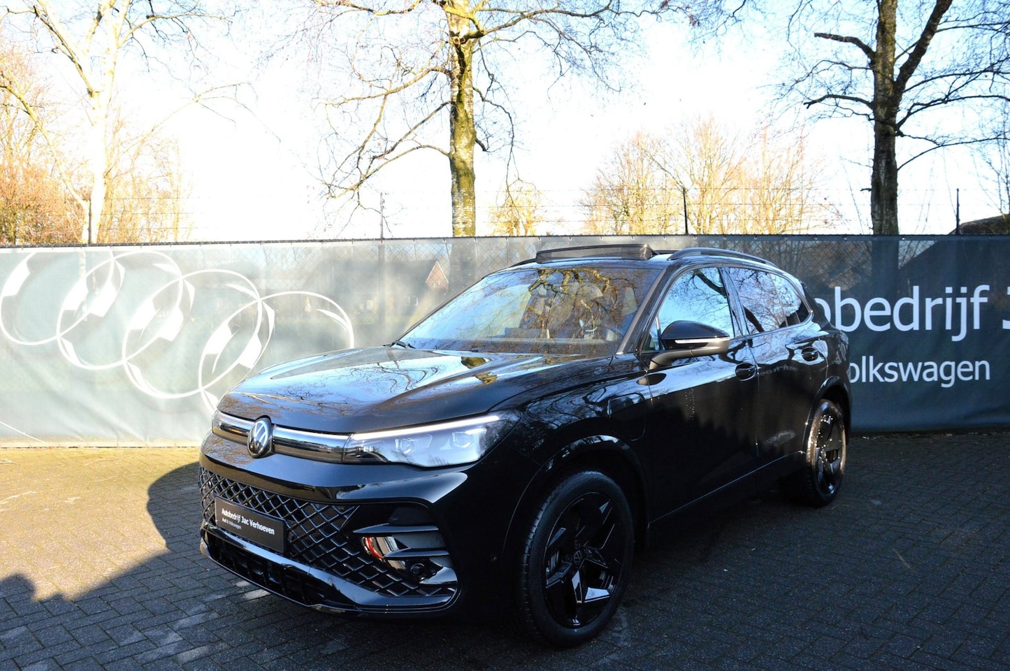 Volkswagen Tiguan - 1.5 eHybrid |R-Line|Black Style|Panoramadak|HuD|Massage|Ambiance lightning|Automaat| - AutoWereld.nl