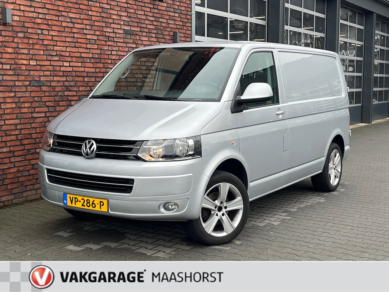 Volkswagen Transporter - 2.0 TDI L1H1 T800 Budgetline ParkeerSensoren/Navi/Airco/Cruise/Trekhaak/Bluetooth - AutoWereld.nl