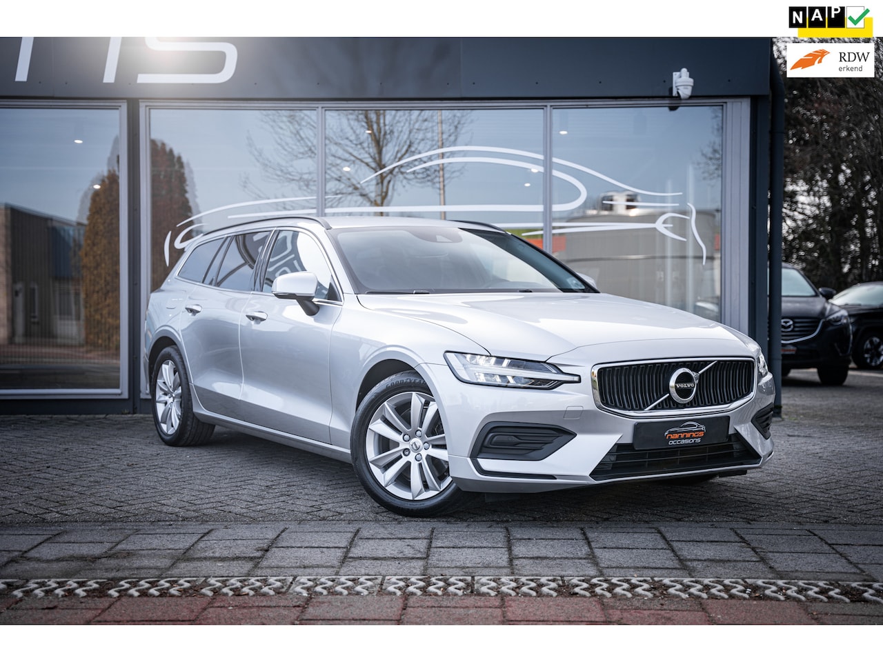Volvo V60 - 2.0 B3 Momentum Business|Trekh|LED|Adaptive Cruise|Digital Dash|Apple Carplay| - AutoWereld.nl