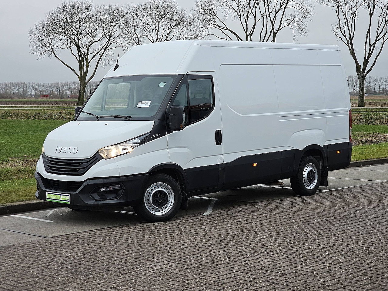 Iveco Daily - 35S14V 2.3 352 L2H2 Airco Cruise Control PDC Achter 3 Zits Euro6 136 PK! - AutoWereld.nl