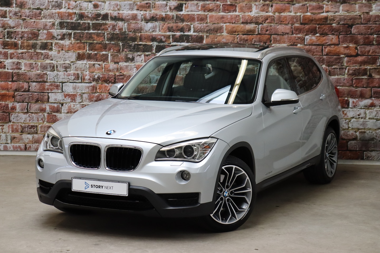 BMW X1 - sDrive20i High Executive Sport Line Automaat / Panoramadak / Navigatie / Leder / Achteruit - AutoWereld.nl