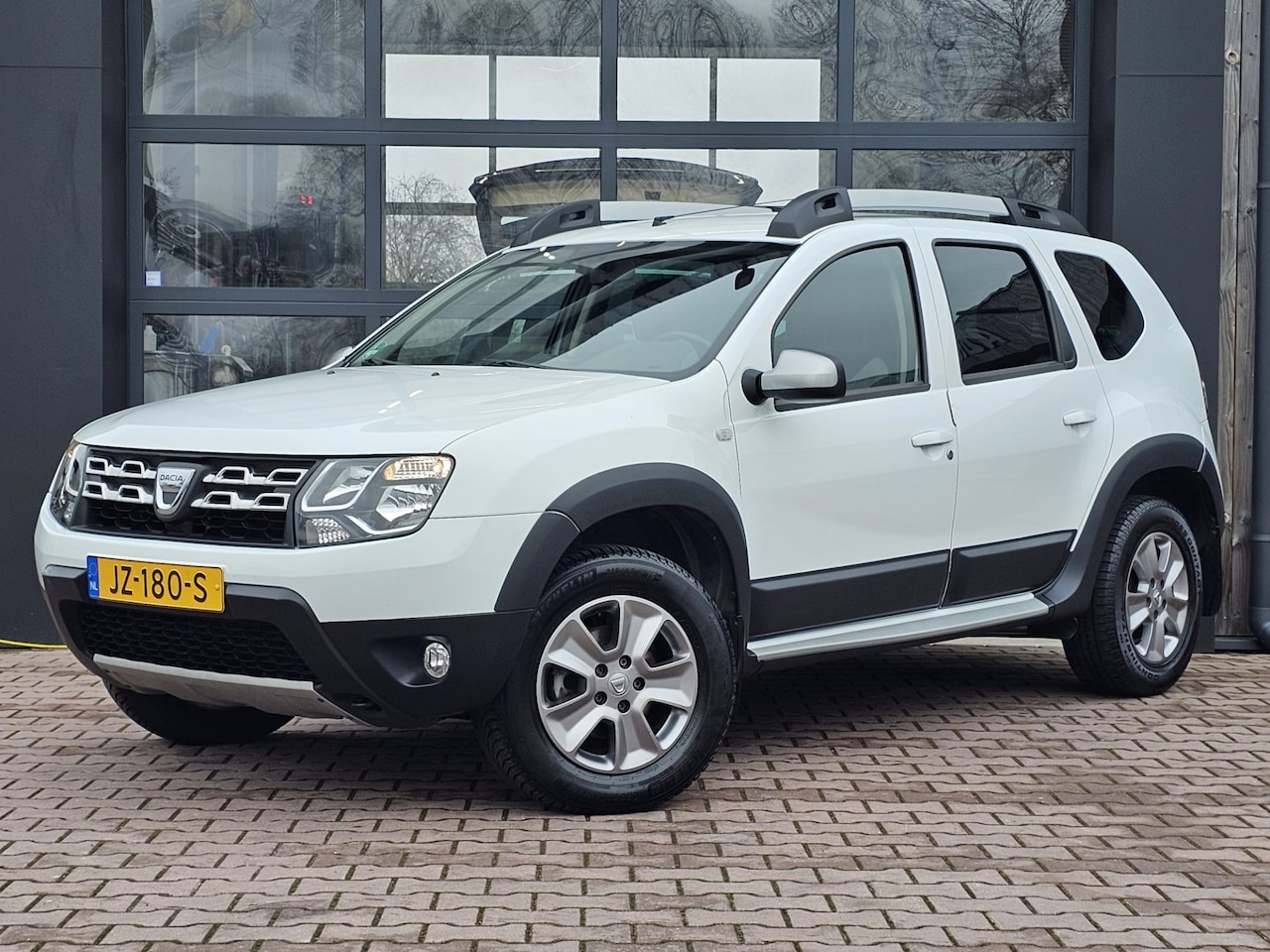 Dacia Duster - 1.2 TCe 4x2 Lauréate | Airco | Cruise | Trekhaak | All-seasons | PDC | - AutoWereld.nl