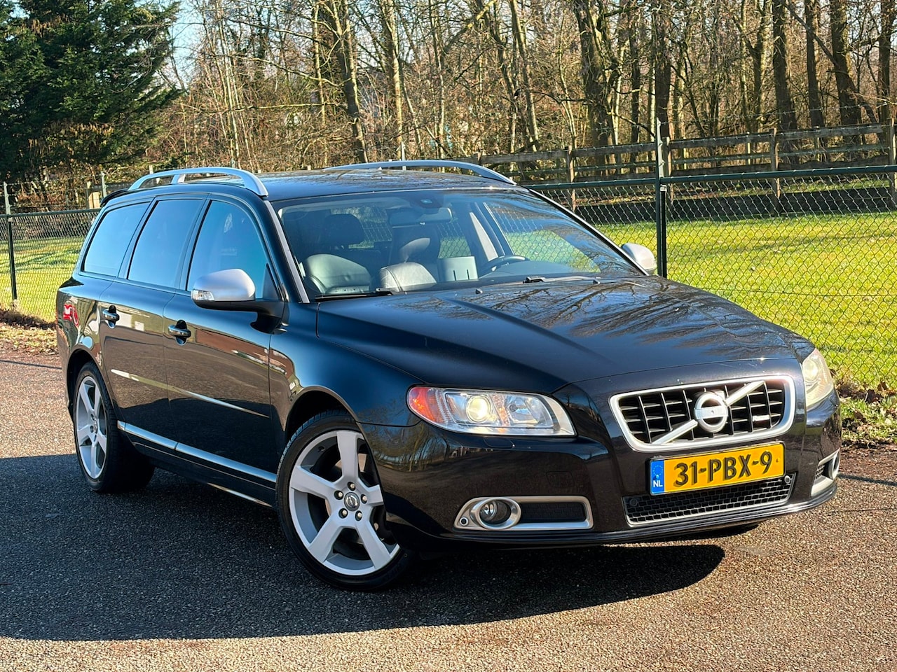 Volvo V70 - 2.0T R-Edition /Xenon/Navi/Trekhaak/Automaat/ - AutoWereld.nl