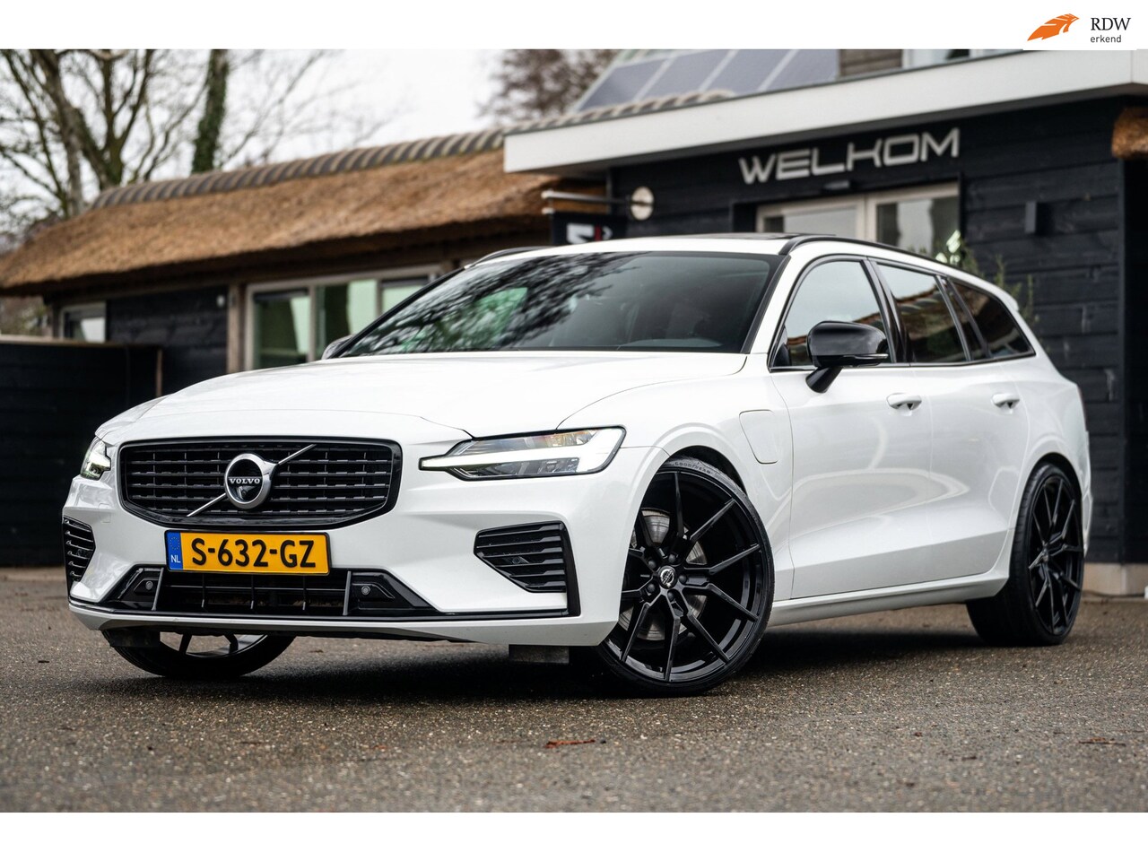 Volvo V60 - 2.0 T6 Recharge AWD R-Design SOH 90% I Panoramadak I Harman Kardon I 21" I HeadUp I Blis I - AutoWereld.nl