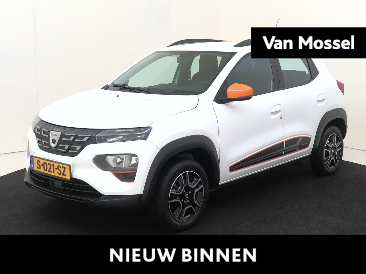 Dacia Spring - Comfort Plus (Orange Pack) 27 kWh airco | Apple Carplay/Android Auto | kunstlederen/stof - AutoWereld.nl
