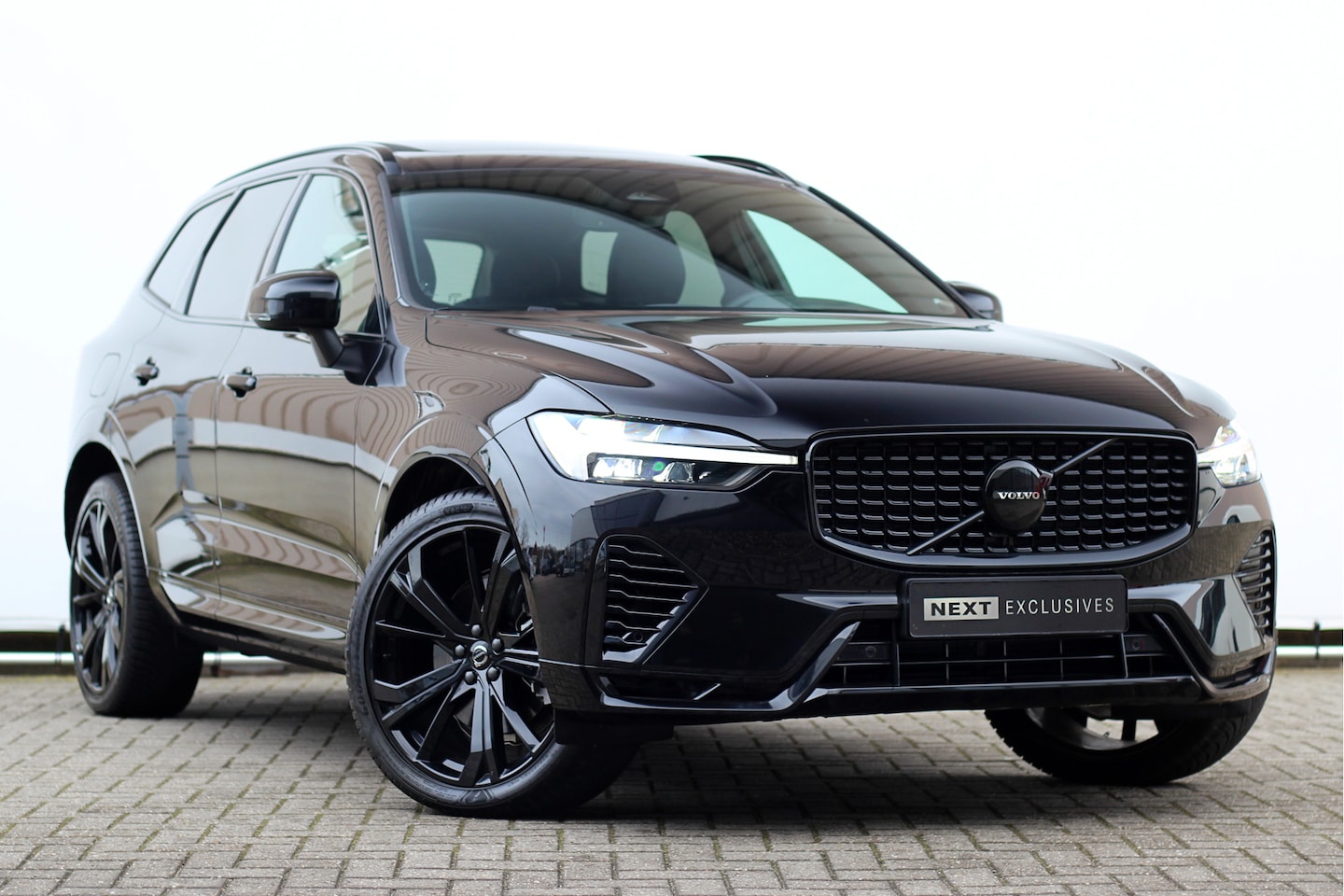 Volvo XC60 - 2.0 T6 Plug-in hybrid AWD Plus Black Edition R-Design | Nieuw | Pano | Head-up | ACC - AutoWereld.nl