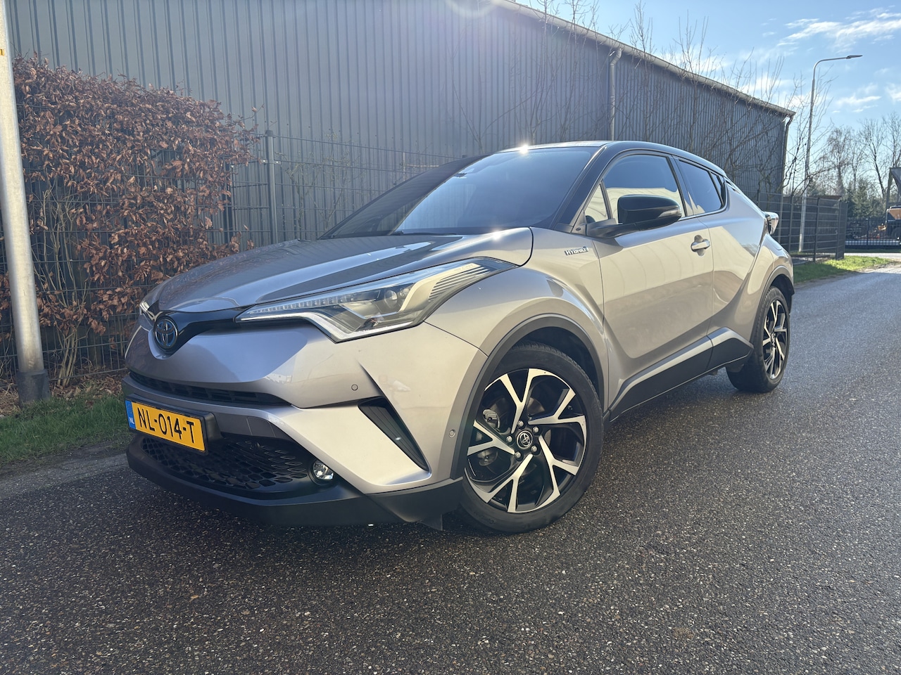 Toyota C-HR - 1.8 Hybrid Bi-Tone Plus / AUTOMAAT / LEER / NAVI / 122dkm! NAP! / 1E EIGENAAR - AutoWereld.nl
