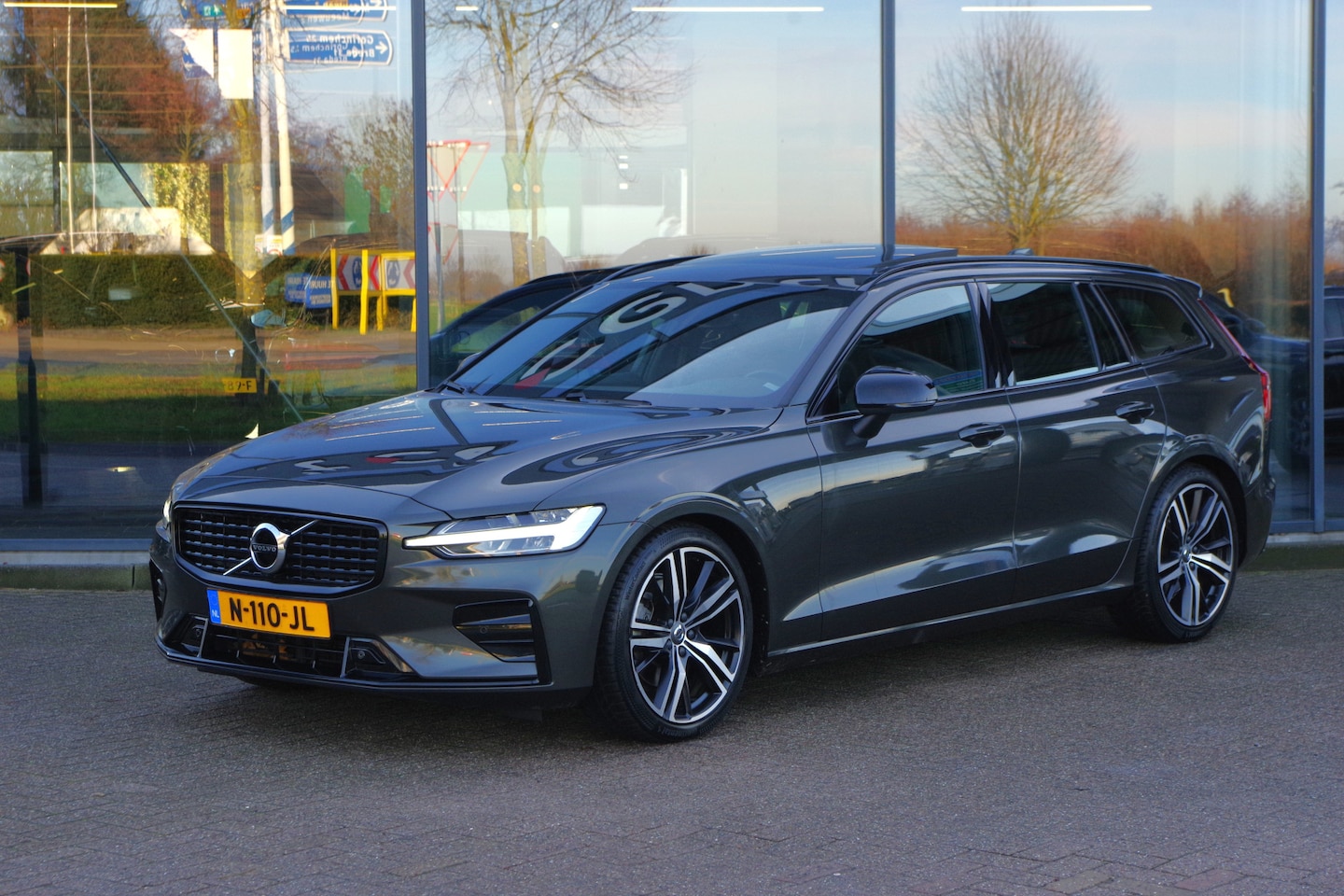 Volvo V60 - 2.0 B3 R-Design 2.0 B3 163 PK R-Design, Panoramadak, Harman/Kardon, Trekhaak, Leder, Sportstoelen - AutoWereld.nl