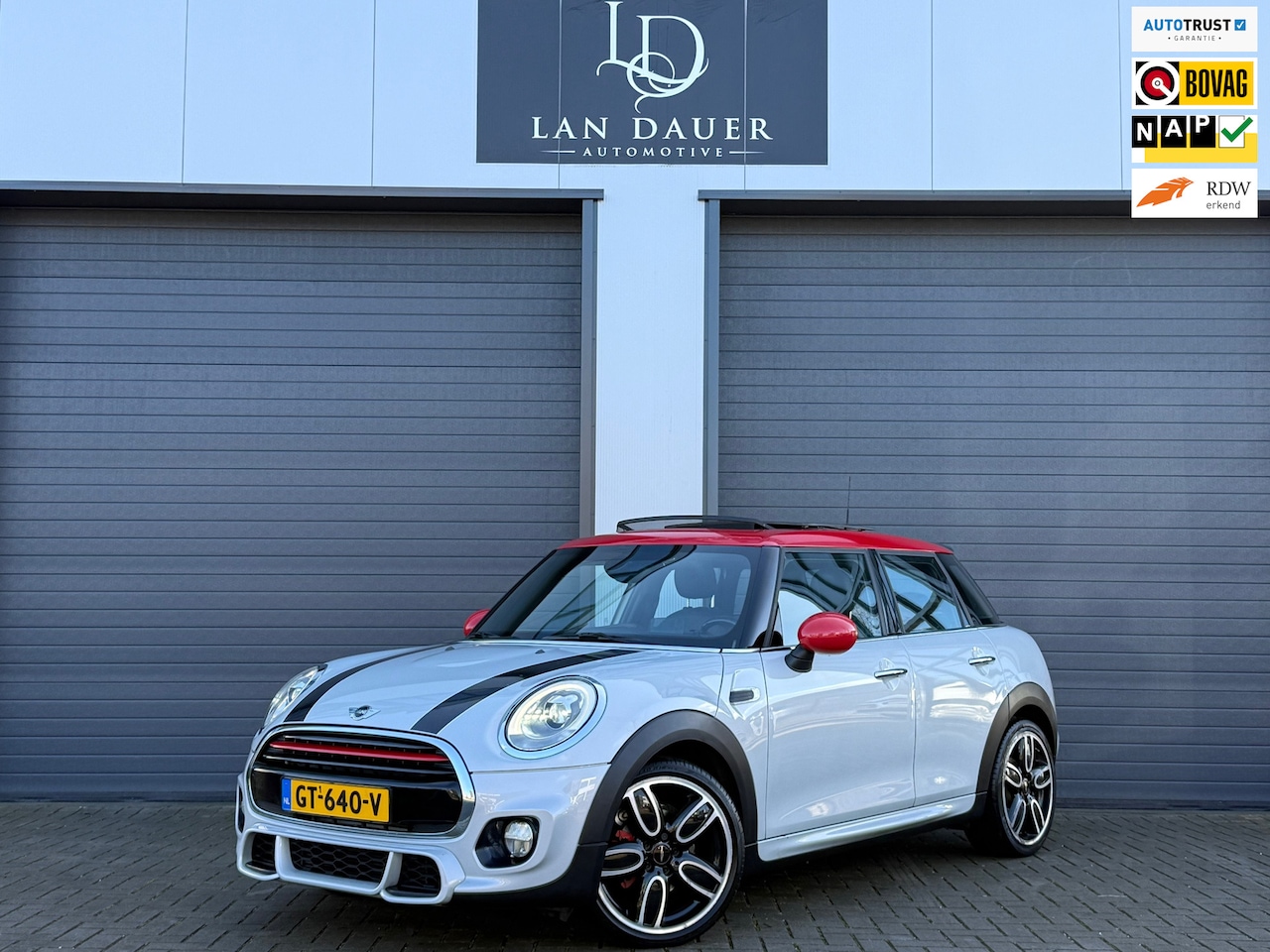 MINI Cooper - Mini 1.5 Pepper Business JOHN COOPER / AUTOMAAT / SCHUIFDAK / NAP / LEDER / PANORAMADAK / - AutoWereld.nl