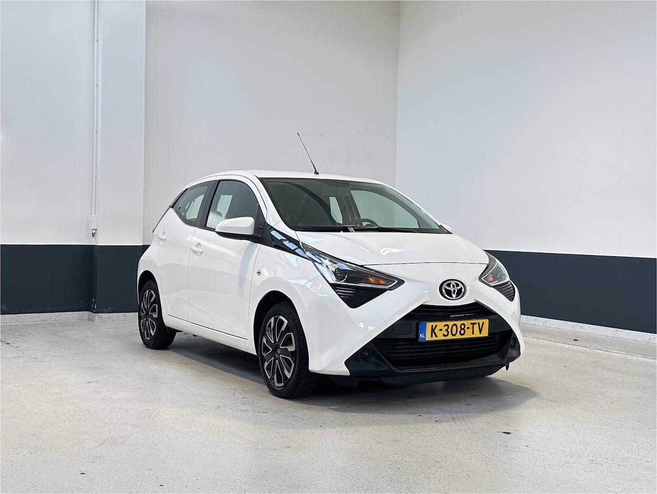 Toyota Aygo - 1.0 VVT-i x-play | NL | 2 Eig | Apple Carplay/ Android auto| Navigatie | Camera| - AutoWereld.nl