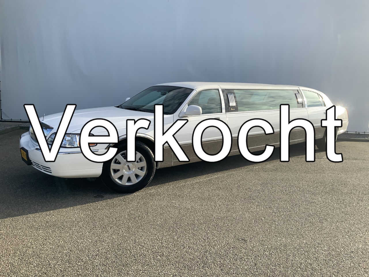 Lincoln Town Car - 4.6 Signature Limousine Airco Cruise TV Bar Volle Auto Automaat Euro 3 - AutoWereld.nl
